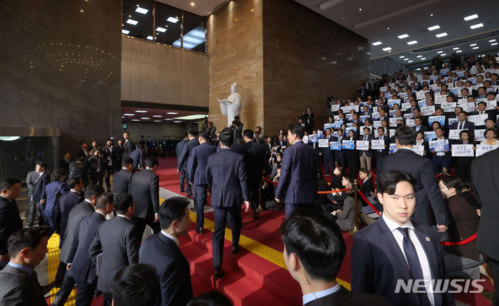 [서울=뉴시스] 조성봉 기자 = 윤석열 대통령이 31일 내년도 정부예산안에 대한 시정연설을 하기 위해 서울 여의도 국회로 입장하고 있다.(공동취재사진) 2023.10.31. photo@newsis.com