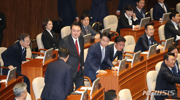 [서울=뉴시스] 조수정 기자 = 윤석열 대통령이 31일 서울 여의도 국회에서 열린 2024년도 예산안 및 기금운용 계획안에 대한 시정연설을 위해 본회의장에 입장하고 있다. 2023.10.31. chocrystal@newsis.com