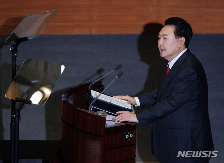 [서울=뉴시스] 고범준 기자 = 윤석열 대통령이 31일 오전 서울 여의도 국회 본회의장에서 2024년도 예산안에 대한 시정연설을 하고 있다. (공동취재사진) 2023.10.31. photo@newsis.com