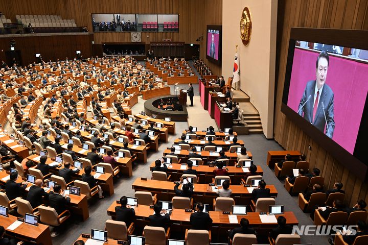 [서울=뉴시스] 고범준 기자 = 윤석열 대통령이 31일 서울 여의도 국회 본회의장에서 2024년도 예산안에 대한 시정연설을 하고 있다.(공동취재사진) 2023.10.31. photo@newsis.com