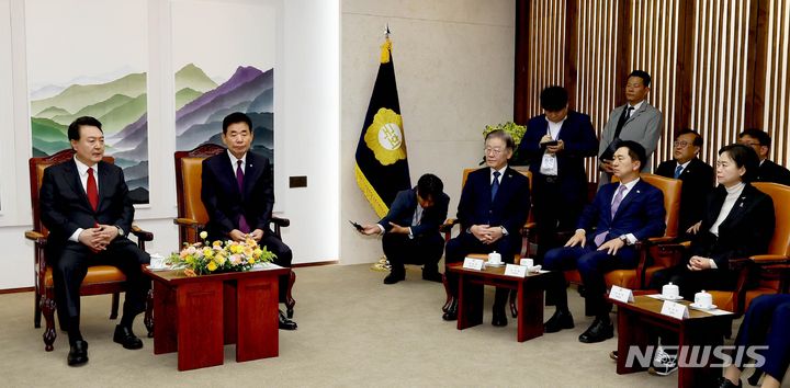 [서울=뉴시스] 조수정 기자 = 윤석열 대통령이 31일 2024년도 정부 예산안에 대한 시정연설에 앞서 국회 의장실에서 김진표 의장 등 5부요인을 비롯해 김기현 국민의힘 대표, 이재명 더불어민주당 대표 등 여야 지도부와 환담을 나누고 있다. 2023.10.31. chocrystal@newsis.com