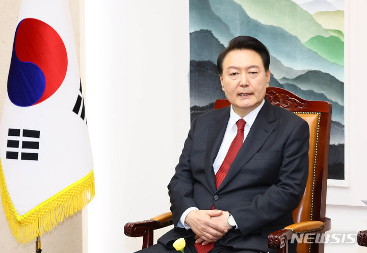 [서울=뉴시스] 조수정 기자 = 윤석열 대통령이 31일 2024년도 정부 예산안에 대한 시정연설에 앞서 국회 의장실에서 김진표 의장 등 5부요인을 비롯해 김기현 국민의힘 대표, 이재명 더불어민주당 대표 등 여야 지도부와 환담하고 있다. 2023.10.31. chocrystal@newsis.com