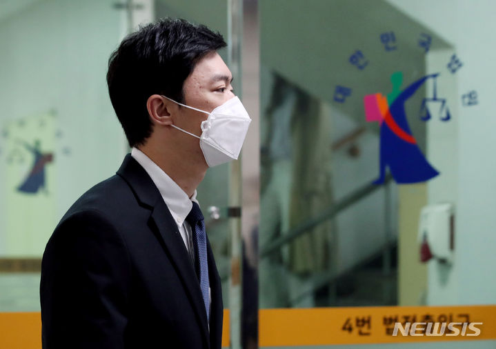 [서울=뉴시스] 김진아 기자 = 미국에서 다수의 마약류를 투약한 혐의로 재판에 넘겨진 전두환 전 대통령 손자 전우원이 31일 마약류 관리에 관한 법률 위반(향정) 등 혐의로 재판을 받기 위해 서울 서초구 서울중앙지방법원에 출석하고 있다. 2023.10.31. bluesoda@newsis.com