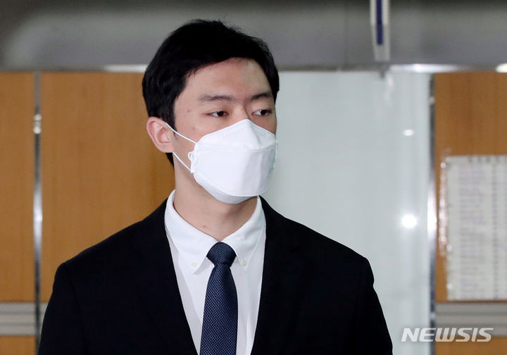 [서울=뉴시스] 김진아 기자 = 미국에서 다수의 마약류를 투약한 혐의로 재판에 넘겨진 전두환 전 대통령 손자 전우원이 31일 마약류 관리에 관한 법률 위반(향정) 등 혐의로 재판을 받기 위해 서울 서초구 서울중앙지방법원에 출석하고 있다. 2023.10.31. bluesoda@newsis.com
