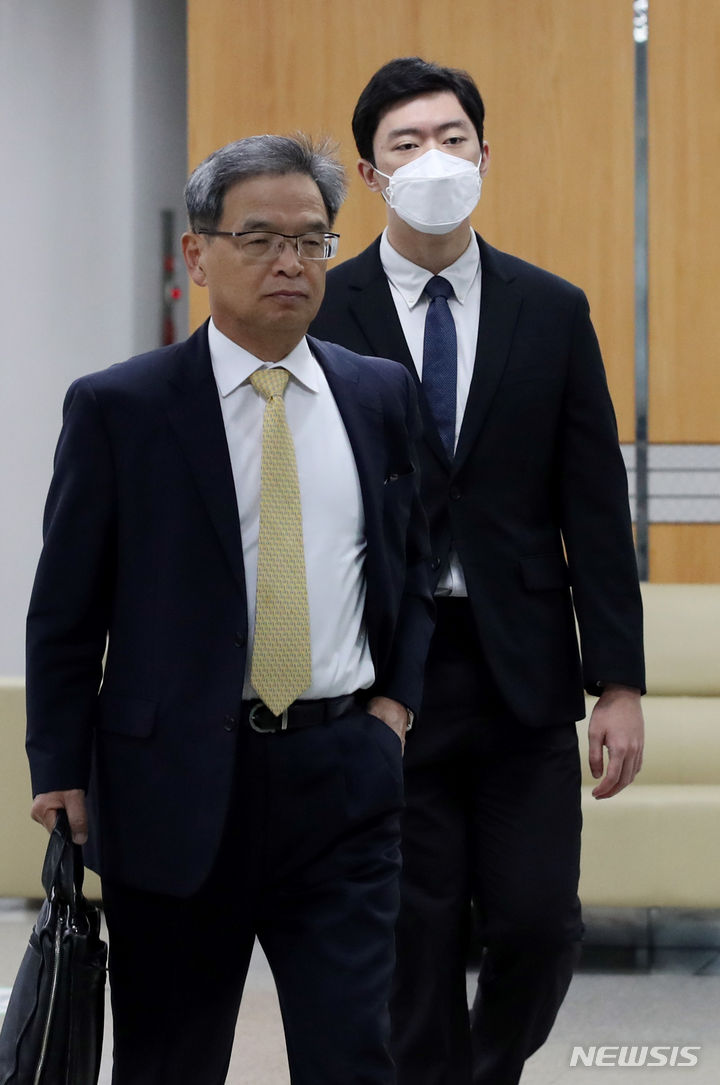 [서울=뉴시스] 김진아 기자 = 미국에서 다수의 마약류를 투약한 혐의로 재판에 넘겨진 전두환 전 대통령 손자 전우원이 31일 마약류 관리에 관한 법률 위반(향정) 등 혐의로 재판을 받기 위해 서울 서초구 서울중앙지방법원에 출석하고 있다. 2023.10.31. bluesoda@newsis.com