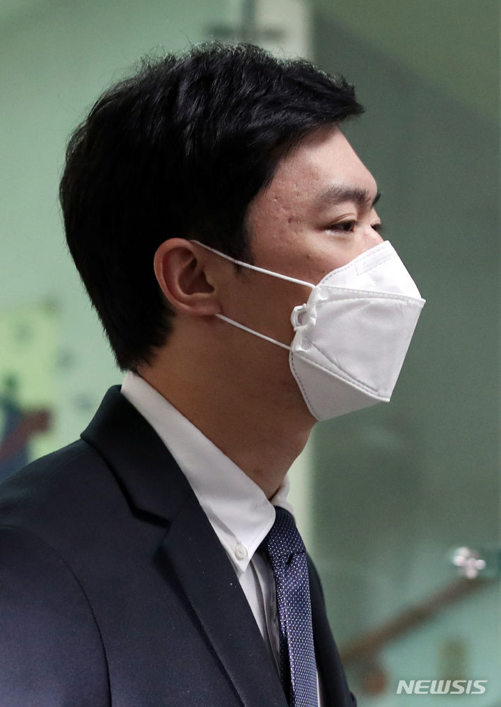 [서울=뉴시스] 김진아 기자 = 미국에서 다수의 마약류를 투약한 혐의로 재판에 넘겨진 전두환 전 대통령 손자 전우원이 31일 마약류 관리에 관한 법률 위반(향정) 등 혐의로 재판을 받기 위해 서울 서초구 서울중앙지방법원에 출석하고 있다. 2023.10.31. bluesoda@newsis.com