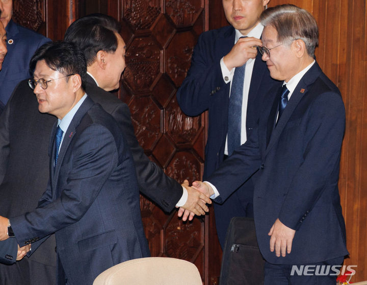 [서울=뉴시스] 고범준 기자 = 윤석열 대통령이 지난해 10월31일 오전 서울 여의도 국회 본회의장에서 내년도 정부 예산안에 대한 시정연설을 마치고 나서며 이재명 더불어민주당 대표와 인사하고 있다. (공동취재사진) 2023.10.31. photo@newsis.com