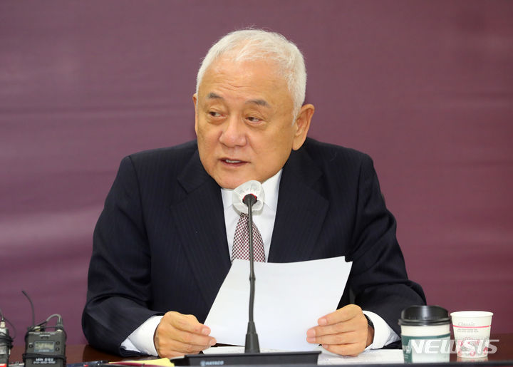 [서울=뉴시스] 배훈식 기자 = 김한길 국민통합위원장이 31일 오전 서울 종로구 정부서울청사에서 열린 청년 1인 가구 대응 특별위원회 출범식에 참석해 발언하고 있다. 2023.10.31. dahora83@newsis.com