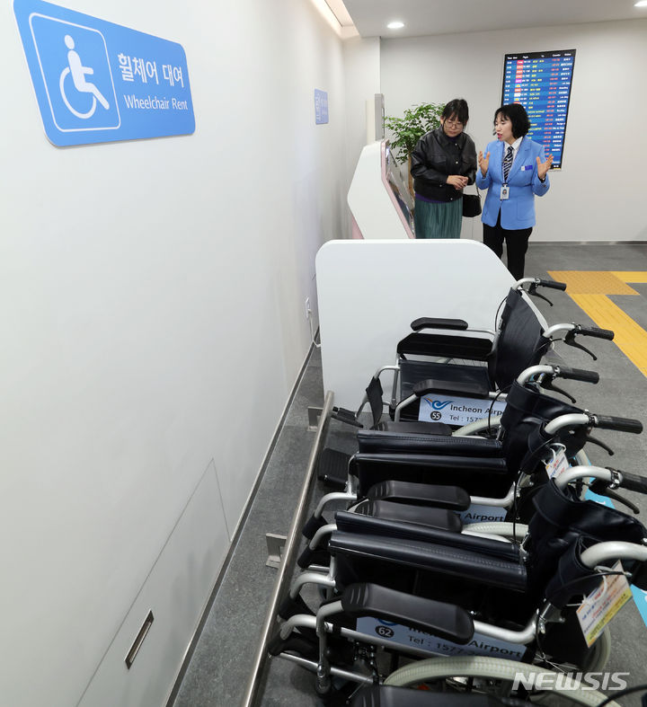 [인천공항=뉴시스] 공항사진기자단 = 31일 인천국제공항 제1여객터미널에 마련된 '장애인 안심여행센터'를 찾은 여행객들이 내부를 둘러보고 있다. 2023.10.31. photo@newsis.com