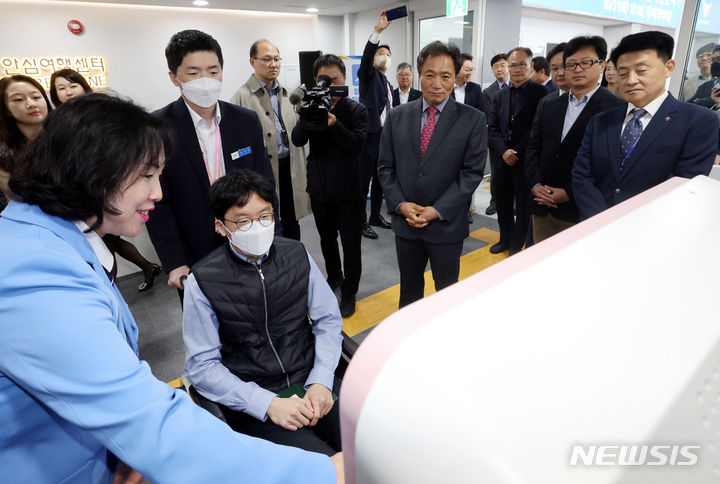 [인천공항=뉴시스] 공항사진기자단 = 31일 인천국제공항 제1여객터미널에서 열린 '장애인 안심여행센터 개소식'에서 이학재 인천국제공항공사 사장을 비롯한 참석자들이 직원들의 셀프 체크인 안내 시연을 살펴보고 있다. 2023.10.31. photo@newsis.com