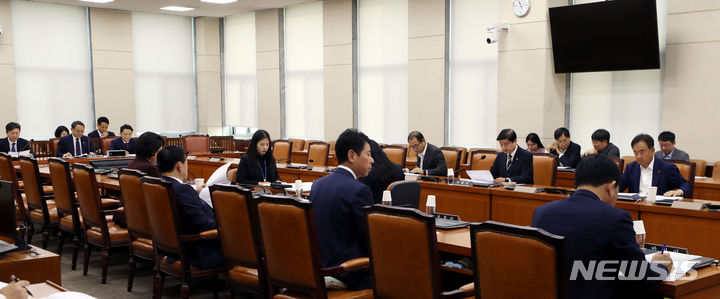 [서울=뉴시스] 조성봉 기자 = 고기동 행정안전부 차관이 지난달 31일 오전 서울 여의도 국회에서 열린 행정안전위원회 법안심사제1소위원회에 참석하고 있다. 2023.10.31. suncho21@newsis.com