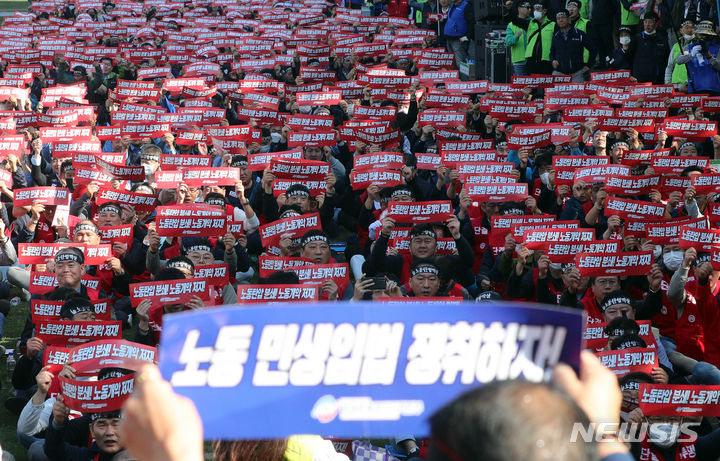 [부산=뉴시스] 하경민 기자 = 한국노총 부산지역본부 조합원 3000여 명이 31일 오전 부산 부산진구 송상현광장에서 '노동탄압·노동개악 저지를 위한 결의대회'를 열고 구호를 외치고 있다. 한국노총 부산본부는 2009년 11월 28일 이후 14년 만에 대규모 집회를 열었다. 2023.10.31. yulnetphoto@newsis.com