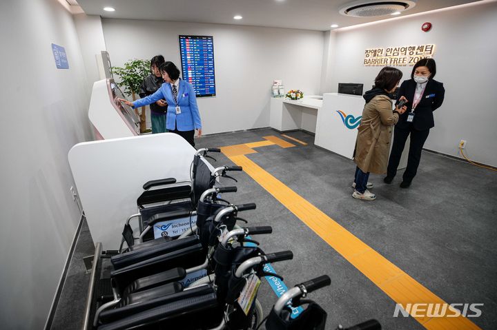 [인천공항=뉴시스] 공항사진기자단 = 31일 인천국제공항 제1여객터미널에 마련된 '장애인 안심여행센터'를 찾은 여행객들이 내부를 둘러보고 있다. 2023.10.31. photo@newsis.com