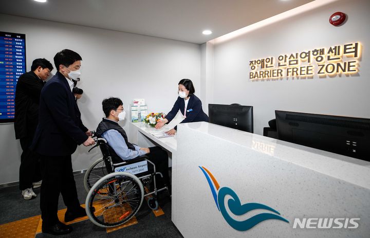 [인천공항=뉴시스] 공항사진기자단 = 31일 인천국제공항 제1여객터미널에서 열린 '장애인 안심여행센터 개소식'에서 직원들이 셀프 체크인 안내 시연을 하고 있다. 2023.10.31. photo@newsis.com
