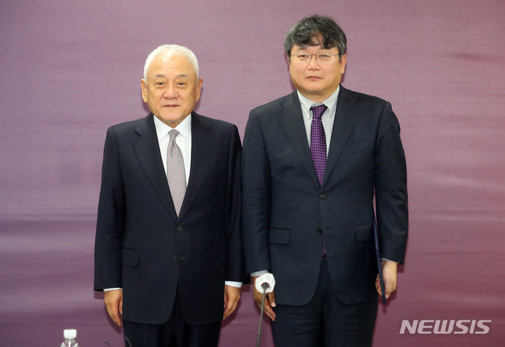 [서울=뉴시스] 배훈식 기자 = 김한길 국민통합위원장이 31일 오전 서울 종로구 정부서울청사에서 열린 청년 1인 가구 대응 특별위원회 출범식에 참석해 김석호 특위원장에게 위촉장을 전달한 뒤 기념촬영을 하고 있다. 2023.10.31. dahora83@newsis.com