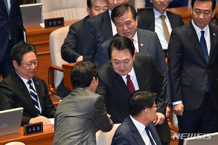 [서울=뉴시스] 고범준 기자 = 윤석열 대통령이 31일 국회에서 시정연설을 마친 뒤 더불어민주당 의원들과 악수하고 있다. (공동취재사진) 2023.10.31. photo@newsis.com