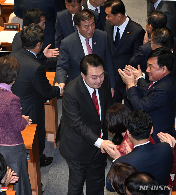[서울=뉴시스] 고범준 기자 = 윤석열 대통령이 31일 국회에서 시정연설을 마친 뒤 국민의힘 의원들과 악수하고 있다. (공동취재사진) 2023.10.31. photo@newsis.com