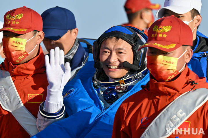 [둥펑=신화/뉴시스] 중국 우주인 구이하이차오가 31일(현지시각) 중국 네이멍구 자치구 둥펑 착륙장에 도착해 선저우-16 유인우주선 캡슐에서 빠져나와 들것에 실려 이동하고 있다. 징하이펑, 주양주, 구이하이차오 등 3명의 우주인은 지난 5월 30일 선저우16호를 타고 중국 우주정거장 '톈궁'에 도착, 5개월간 생명공학과 의료 관련 실험을 수행한 후 이날 귀환했다. 2023.10.31.
