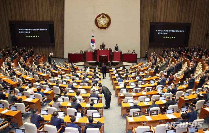 [서울=뉴시스] 고범준 기자 = 윤석열 대통령이 지난달 31일 서울 여의도 국회 본회의장에서 2024년도 예산안에 대한 시정연설을 위해 입장 하고 있다. (공동취재사진) 2023.10.31. photo@newsis.com