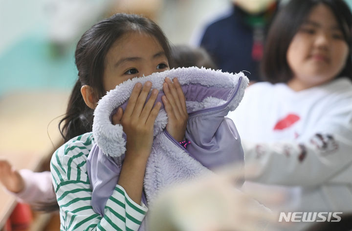 [수원=뉴시스] 김종택기자 = 31일 경기도 수원시 영화초등학교에서 열린 '2023 재난대응 안전한국훈련'에서 학생들이 화재 대피 훈련을 하고 있다. 2023.10.31. jtk@newsis.com
