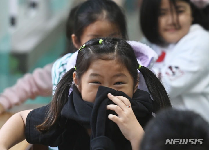 [수원=뉴시스] 김종택기자 = 31일 경기도 수원시 영화초등학교에서 열린 '2023 재난대응 안전한국훈련'에서 학생들이 화재 대피 훈련을 하고 있다. 2023.10.31. jtk@newsis.com