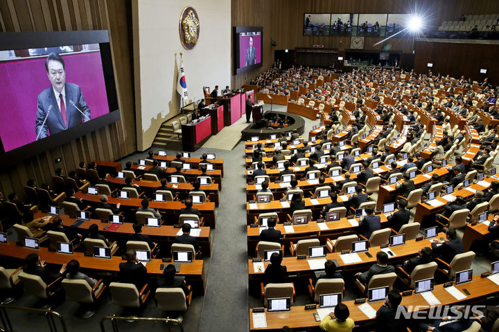 [서울=뉴시스] 고범준 기자 = 윤석열 대통령이 지난달 31일 서울 여의도 국회 본회의장에서 내년도 정부 예산안에 대한 시정연설을 하고 있다.(공동취재사진) 2023.10.31. photo@newsis.com