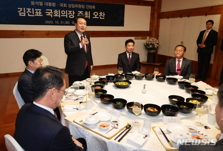 [서울=뉴시스] 조수정 기자 = 윤석열 대통령이 31일 2024년도 예산안 및 기금운용 계획안에 대한 시정연설을 마친 뒤 서울 여의도 국회 사랑재에서 열린 김진표 국회의장 주최 국회 상임위원장, 정당 원내대표와의 오찬에서 인사말 하고 있다. 2023.10.31. chocrystal@newsis.com