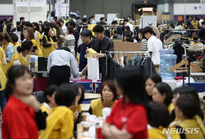 [서울=뉴시스] 고승민 기자 = 31일 서울 코엑스에서 열린 2023 적십자 바자가 성황을 이루고 있다. 2023.10.31. kkssmm99@newsis.com