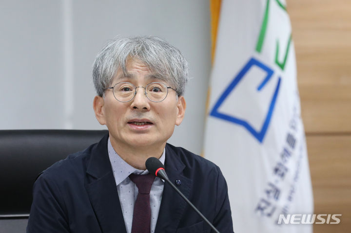 [서울=뉴시스] 권창회 기자 = 한국 전쟁 당시 북한에 강제로 납북됐던 피해자 82명이 추가로 확인됐다. 사진은 김광동 진실·화해를위한과거사정리위원장이 지난달 31일 오후 서울 중구 진실·화해를위한과거사정리위원회에서 열린 제65차 위원회 회의에서 발언을 하고 있는 모습. 2023.10.31. kch0523@newsis.com