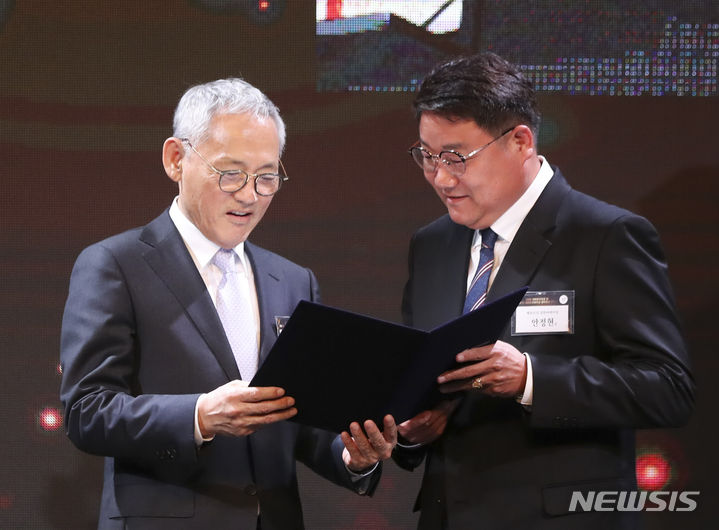 [서울=뉴시스] 김근수 기자 = 배드민턴 국가대표 안세영, 안윤성 선수 아버지 안정현씨가 31일 오후 서울 중구 더 플라자호텔 그랜드볼룸에서 열린 2023 체육발전유공 및 제61회 대한민국체육상 정부포상 전수식에서 체육인의 장한 어버이상을 받고 있다. 2023.10.31. ks@newsis.com