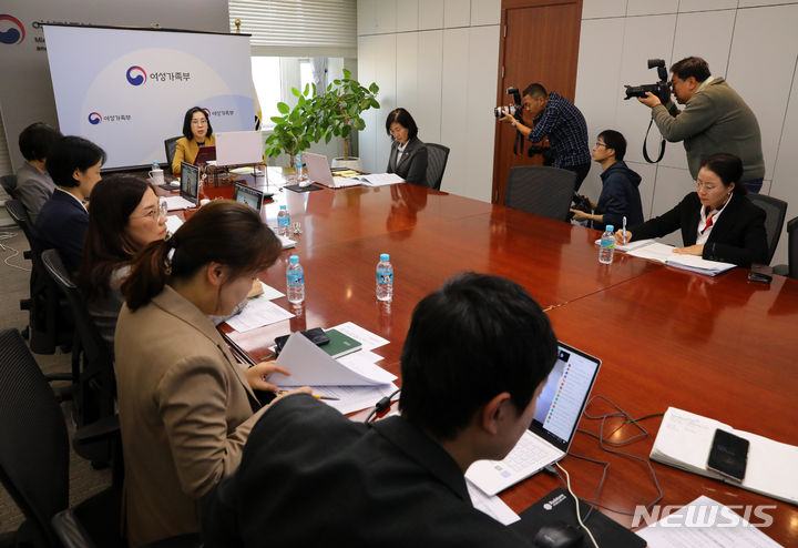 [서울=뉴시스] 배훈식 기자 = 김현숙 여성가족부 장관이 31일 오후 서울 종로구 정부서울청사에서 제10차 여성폭력방지위원회 회의를 하고 있다. 2023.10.31. dahora83@newsis.com