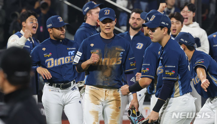 [수원=뉴시스] 최진석 기자 = NC 유격수 김주원이 31일 경기 수원 KT위즈파크에서 열린 2023 프로야구 플레이오프 NC 다이노스와 kt 위즈의 2차전 경기. 9회말 2사 만루 상황 kt 오윤석의 타구를 잡아낸 후 비디오 판독 끝에 아웃으로 확정되자 주먹을 쥐고 있다. 2023.10.31. myjs@newsis.com