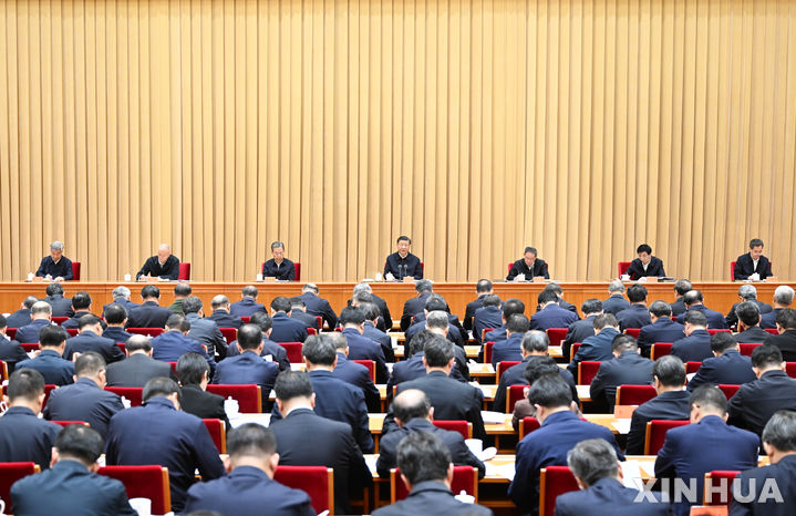 [베이징=신화/뉴시스] ﻿﻿중국 최대 연례 정치행사 양회(전국인민대표대회와 전국인민정치협상회의) 개막을 앞두고 중국 지도부가 전인대에서 발표될 ‘정부 공작(업무)보고 초안’을 논의했다. 사진은 2023년 11월 시진핑 국가주석 주재로 중앙금융공작회의가 열리는 모습. 2025.02.28