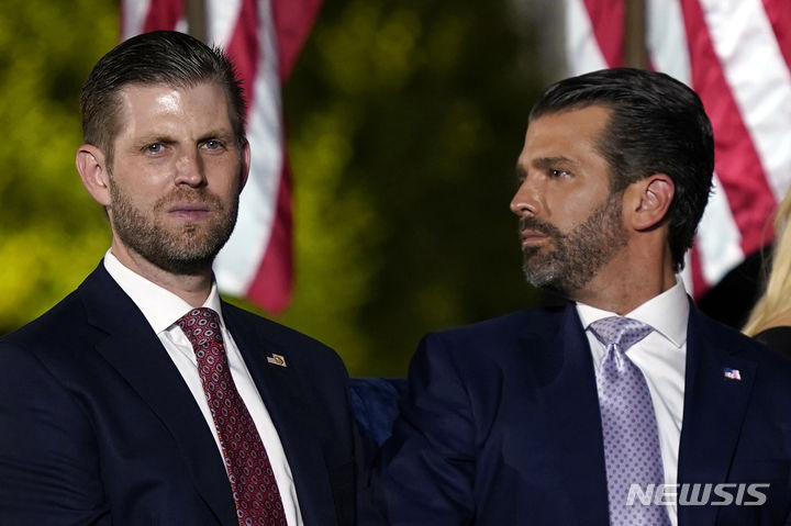 [워싱턴=AP/뉴시스]도널드 트럼프 전 미 대통령의 장남 도널드 트럼프 주니어(오른쪽)와 차남 에릭 트럼프가 2020년 8월27일 백악관 사우스 론에서 트럼프 대통령의 연설을 기다리고 있다. 도널드 주니어와 에릭은 1일과 2일 잇따라 뉴욕 시민 사기 사건에 대해 증언에 나선다. 2023.11.01.