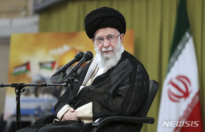 [테헤란=AP/뉴시스] 아야톨라 하메네이 이란 최고지도자가 이슬람 국가들에 이스라엘과 단교를 촉구했다. 사진은 하메네이가 지난 1일 테헤란에서 학생들과의 모임에 참석한 모습. 2023.11.20.