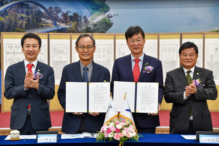 영주시청에서 영주시-안산시 친선 자매결연 협약식이 진행되고 있다. 왼쪽부터 송바우나 안산시의회 의장, 박남서 영주시장, 이민근 안산시장, 심재연 영주시의회 의장. (사진=영주시 제공) *재판매 및 DB 금지