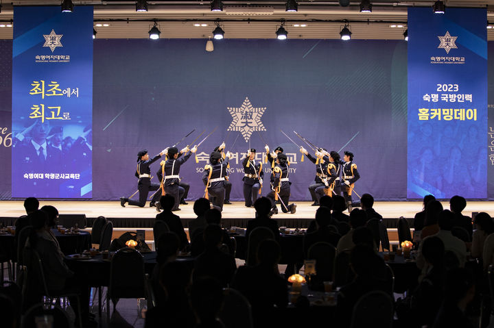 숙명여대 육군 학군단 후보생들이 지난달 28일 국방인력 홈커밍데이에서 예도무를 선보이고 있다. (사진=숙명여대 제공) *재판매 및 DB 금지