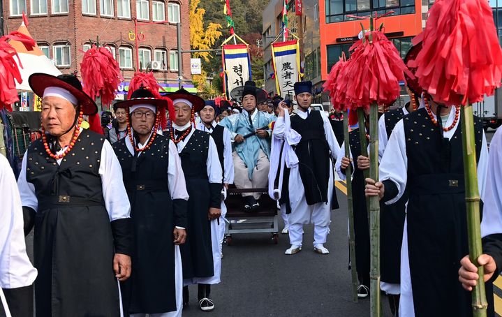 [청송=뉴시스] 김진호 기자 = 경북 청송군 용전천 일원에서 1일 개막한 '제17회 청송사과축제'에서 개군 600주년을 기념하는 '청송도호부사' 행렬이 시가지를 통과하고 있다. (사진=청송군 제공) 2023.11.01 photo@newsis.com *재판매 및 DB 금지