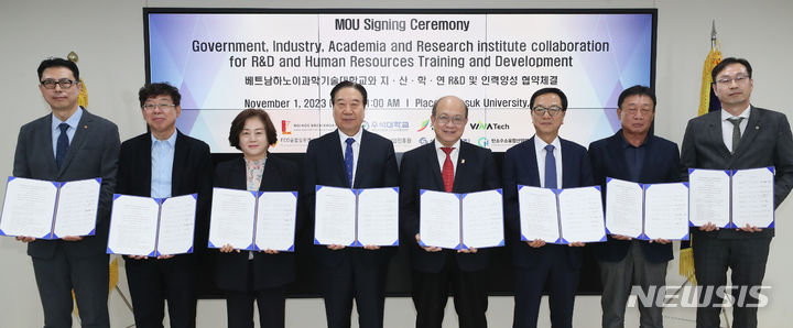 [완주=뉴시스]윤난슬 기자 = 1일 우석대학교 전주캠퍼스에서 열린 베트남 하노이과학기술대학교 간 지·산·학·연 R&D 및 인력양성 업무협약 체결식에서 각 기관 대표들이 기념촬영을 하고 있다. 사진 왼쪽부터 서민강 ECO융합섬유연구원장, 박종현 탄소수소융합산업연구조합 사무총장, 나해수 전북도 교육소통협력국장, 남천현 우석대 총장, 후잉 꾸엣 탕 베트남 하노이과학기술대 총장, 성도경 비나텍(주) 대표이사, 최낙삼 성일하이텍(주) 총무부장, 신현규 한국탄소산업진흥원 제품화솔루션센터장.2023.11.01.(사진=우석대 제공)&nbsp;&nbsp; 