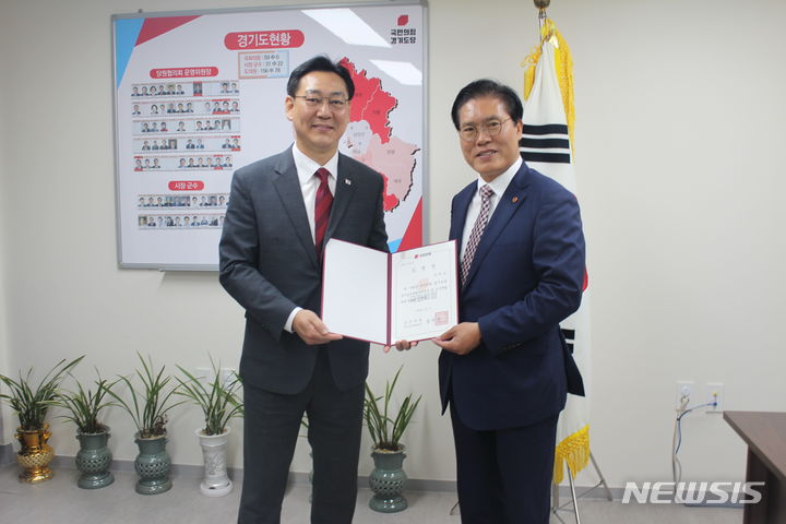 송석준 국힘 경기도당위원장으로부터 임명장을 받는 김대남 위원장(왼쪽). 국민힘의 경기도당 제공