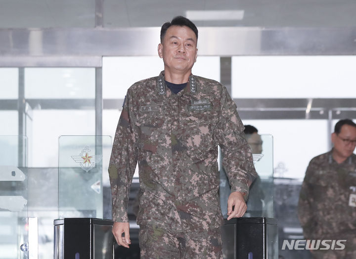 [서울=뉴시스] 김근수 기자 = 김명수 국방부 합동참모본부 합참의장 후보자가 1일 오전 서울 용산구 국방부 별관 후보자 사무실로 출근하고 있다. 2023.11.01. ks@newsis.com