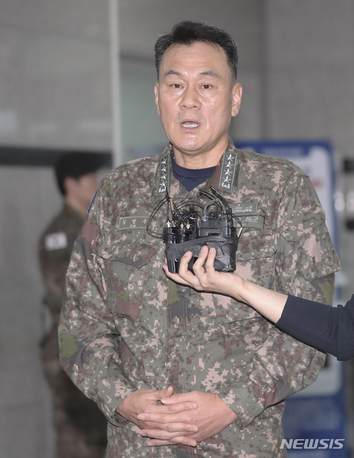 [서울=뉴시스] 김근수 기자 = 김명수 국방부 합동참모본부 합참의장 후보자가 1일 오전 서울 용산구 국방부 별관 후보자 사무실로 출근하기 전 취재진 질문에 답하고 있다. 2023.11.01. ks@newsis.com