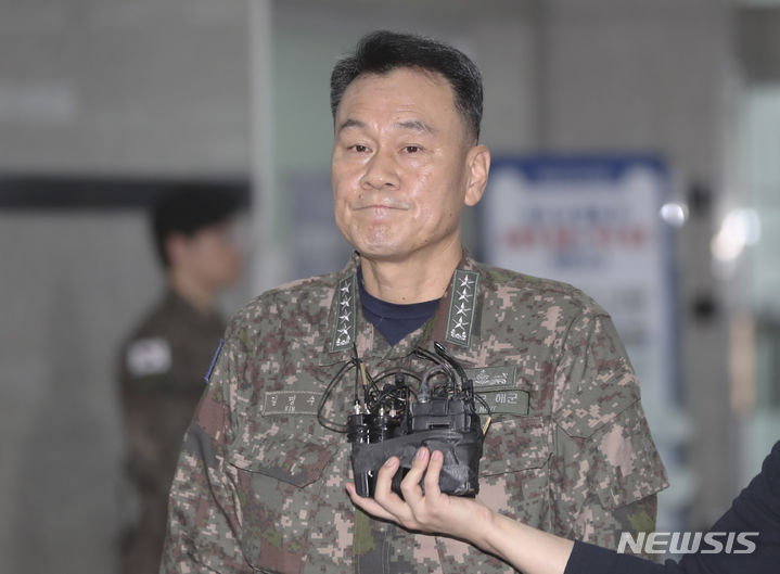 [서울=뉴시스] 김근수 기자 = 김명수 국방부 합동참모본부 합참의장 후보자가 1일 오전 서울 용산구 국방부 별관 후보자 사무실로 출근하기 전 취재진 질문에 답하고 있다. 2023.11.01. ks@newsis.com