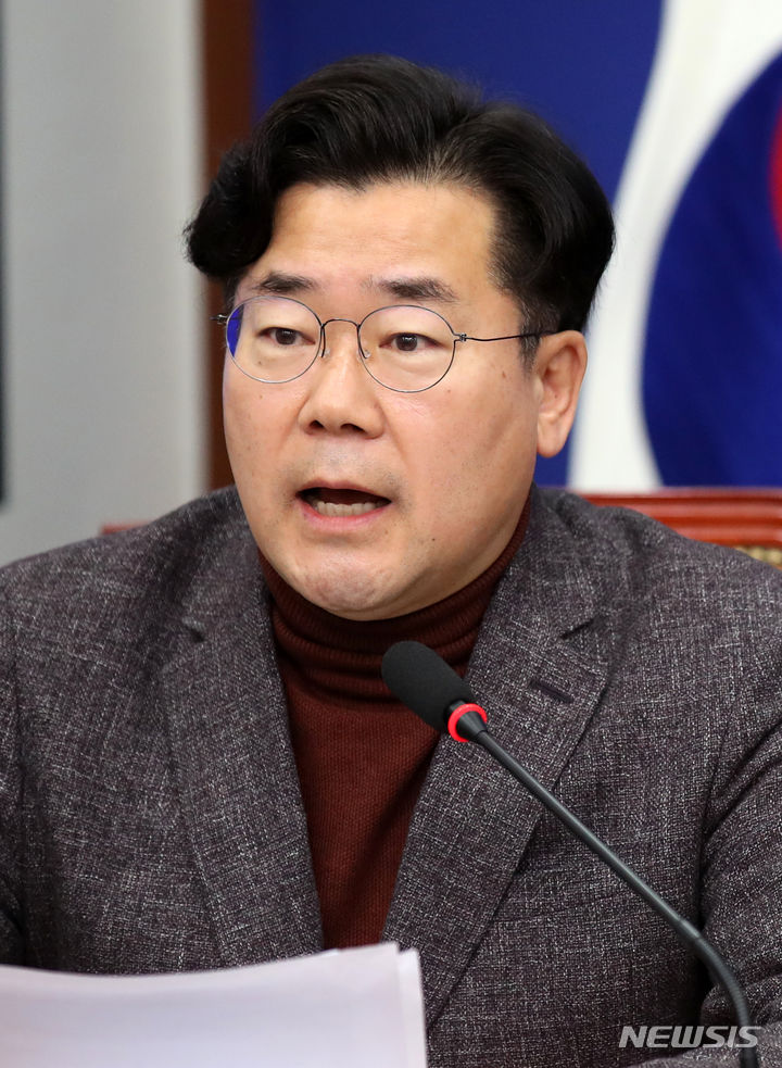 [서울=뉴시스] 고범준 기자 = 박찬대 더불어민주당 최고위원이 1일 오전 서울 여의도 국회에서 열린 최고위원회의에서 발언을 하고 있다. 2023.11.01. bjko@newsis.com