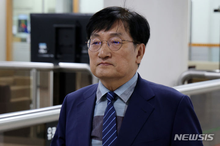 [서울=뉴시스] 조성우 기자 = 노영민 전 대통령 비서실장이 1일 오전 서울 서초구 서울중앙지방법원에서 열린 '탈북 어민 강제 북송 사건' 공판에 출석하고 있다. 2023.11.01. xconfind@newsis.com
