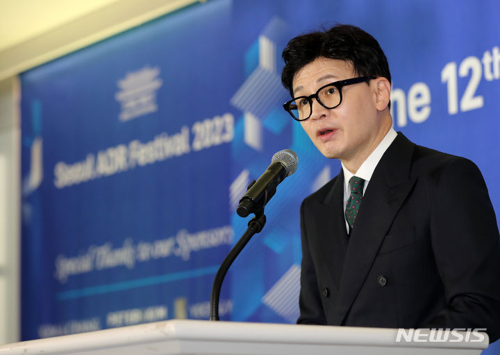 [서울=뉴시스] 김명년 기자 = 한동훈 법무부 장관이 1일 오전 서울 강남구 소노펠리체컨벤션에서 열린 '제12회 아시아·태평양 ADR 컨퍼런스'에서 개회사를 하고 있다. 2023.11.01. kmn@newsis.com
