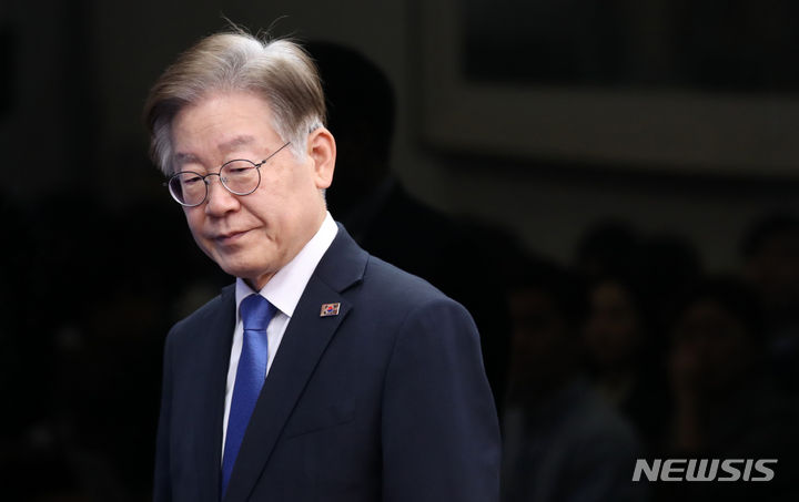 [서울=뉴시스] 고범준 기자 = 이재명 더불어민주당 대표가 1일 오전 서울 여의도 국회에서 열린 최고위원회의에 참석하고 있다. 2023.11.01. bjko@newsis.com