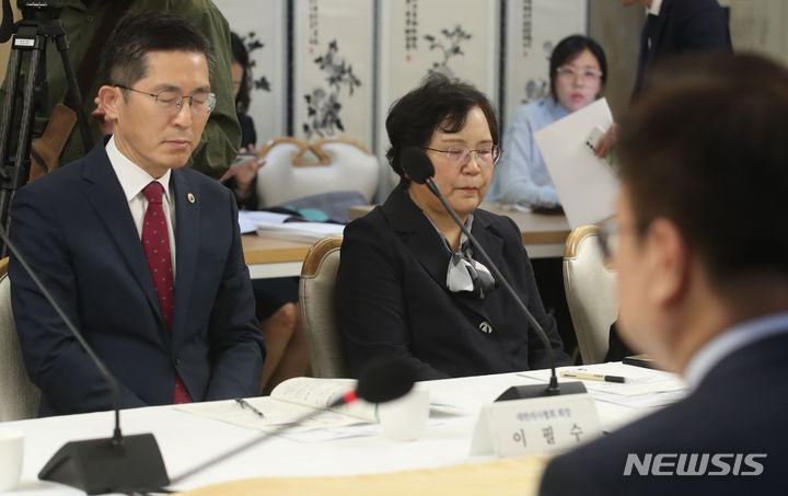 [서울=뉴시스] 김명원 기자 = 지난 1일 오전 서울 종로구 정부서울청사에서 열린 2023년 제2차 보건의료정책심의위원회에서 이필수 대한의사협회장이 조규홍 보건복지부 장관의 발언을 듣고 있다. 2023.11.01. kmx1105@newsis.com