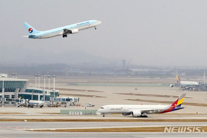 [인천공항=뉴시스] 지난해 11월1일 인천국제공항 활주로와 여객기의 모습. 2024.10.08. (사진=뉴시스 DB) photo@newsis.com