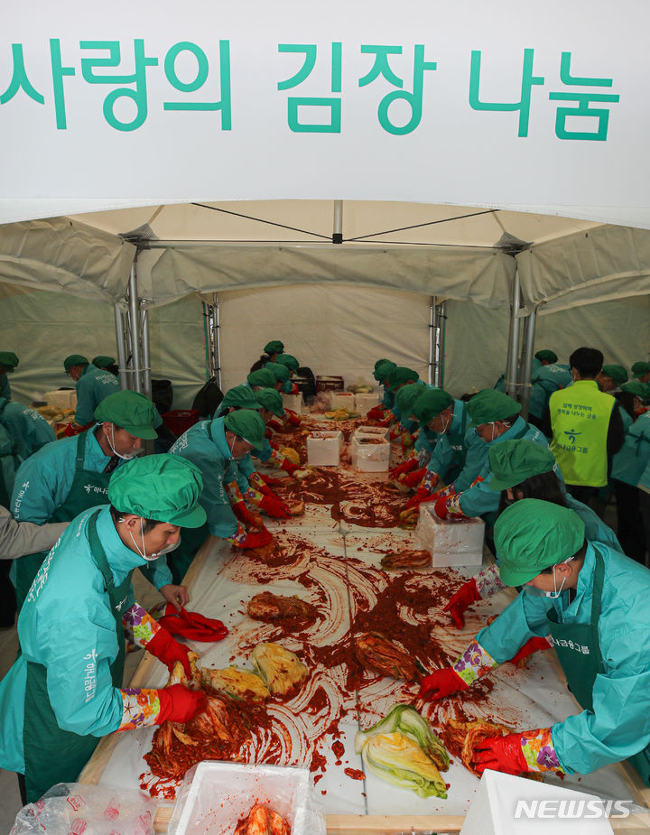 [서울=뉴시스] 권창회 기자 = 하나금융그룹 직원들이 1일 오전 서울 중구 하나금융그룹 명동사옥에서 2023 모두하나데이의 일환으로 김장을 하고 있다. 2023.11.01. kch0523@newsis.com